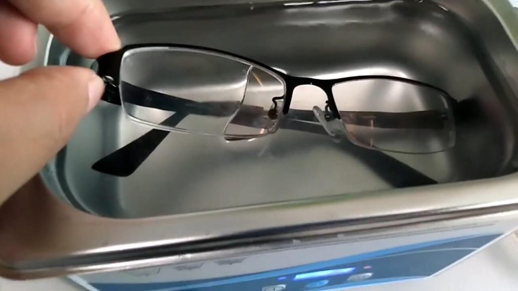Inserting the glasses into the ultrasonic cleaning machine