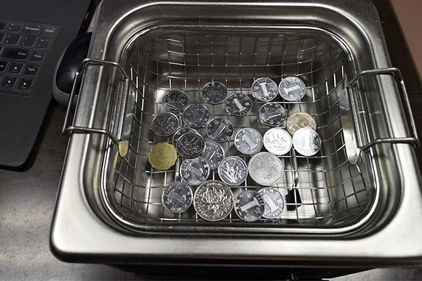 Ultrasonic cleaning coins