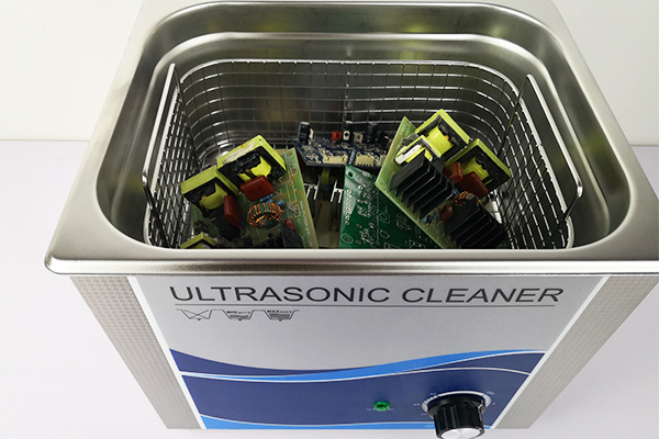 Ultrasonic cleaning machine cleaning circuit boards